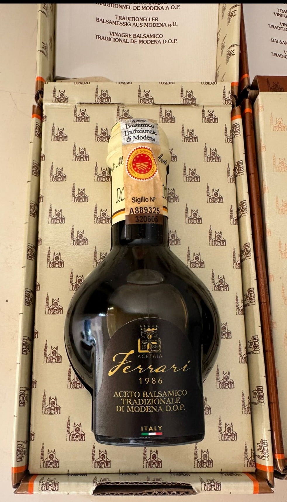 Aceto Balsamico di Modena Tradizionale D.O.P. Acetaia Ferrari 1986
Affinato prelevato da barili avviati da almeno 12 anni -Giugiaro