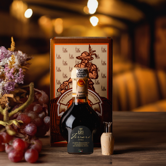 Aceto Balsamico Tradizionale di Modena D.O.P. Acetaia Ferrari 1986
Affinato - prelevato da barili avviati da almeno 12 anni - GIUGIARO