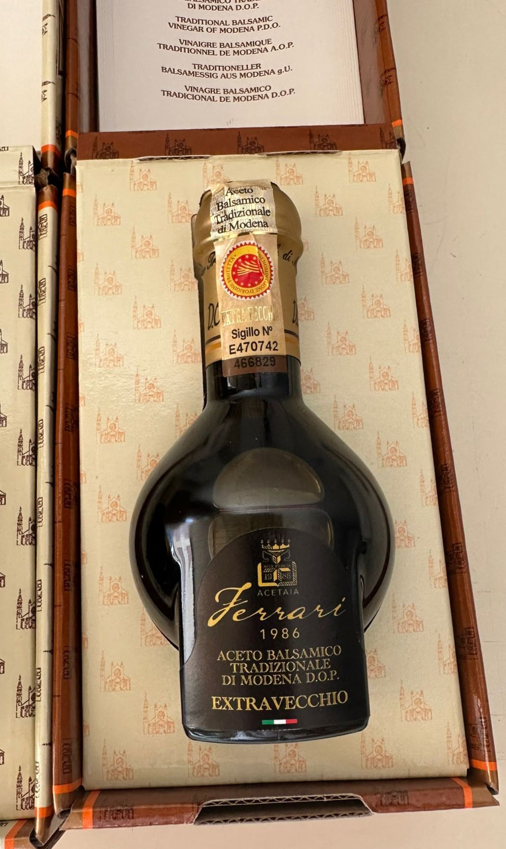 Aceto balsamico di Modena Tradizionale EXTRAVECCHIO Affinato 25 anni D.O.P. - Acetaia Ferrari 1986 - prelevato da barili avviati da almeno 25 anni - Giugiaro