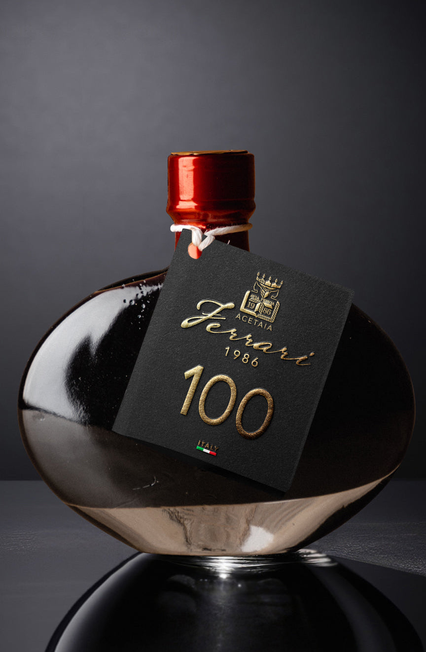 OVALINA Aceto Balsamico di Modena - Acetaia Ferrari 1986 - 40 ml
Il BALSAMICO "CENTENARIO" di Modena con un invecchiamento di 2 anni in botti centenarie